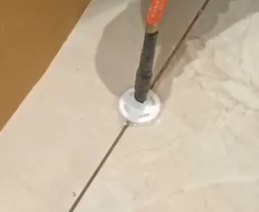 桦南瓷砖空鼓维修公司专业解答瓷砖在铺贴过程中，如果没有涂抹均匀到位的粘结材料（如水泥砂浆或瓷砖胶），可能会导致以下问题