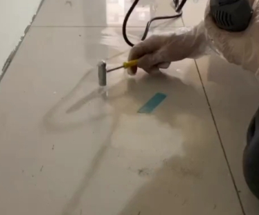 桦南瓷砖开裂维修公司专业分享瓷砖在铺贴前如果没有沥干水分，将会导致以下问题